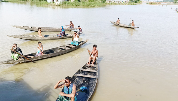 গলা পানি পেরিয়েও ত্রাণ সহায়তা মিলেনি