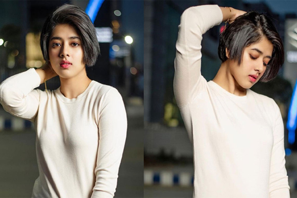 প্রেমিকের টি-শার্ট পরে খুশি দিতিপ্রিয়া!