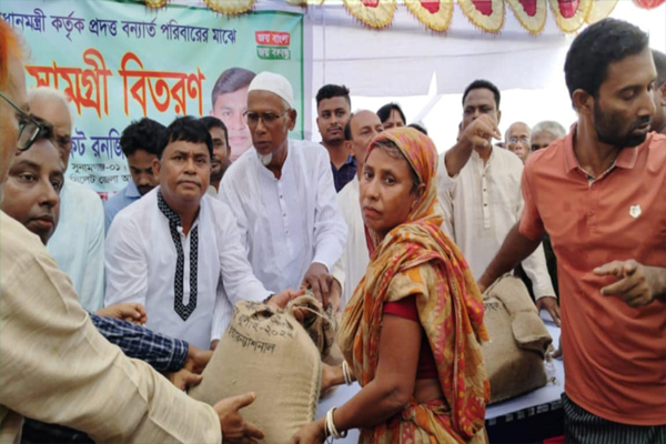 মধ্যনগরে ২ হাজার বন্যার্ত পরিবারের মাঝে প্রধানমন্ত্রীর ত্রাণ