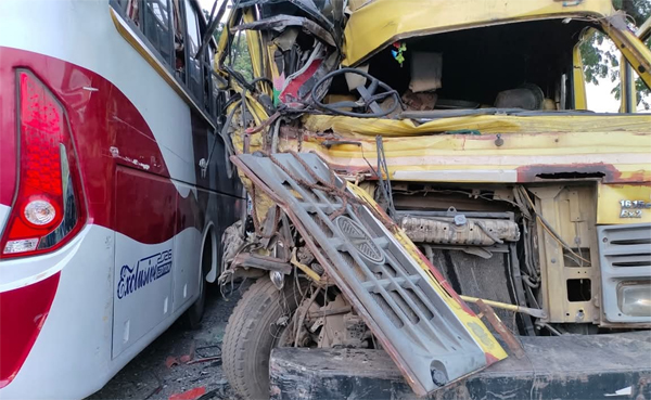 দক্ষিণ সুরমায় বাস-ট্রাকের সংঘর্ষে আহত ১০