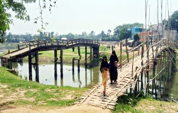 সেতু ভাঙা, তাই 'বাঁশের সাঁকো'ই এখন ভরসা