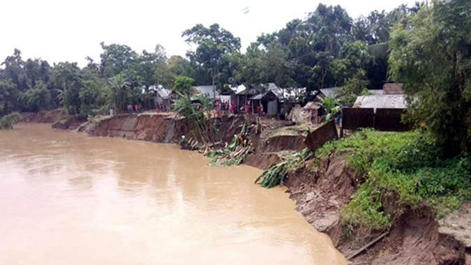 হবিগঞ্জের খোয়াই নদীর বাঁধে ধস