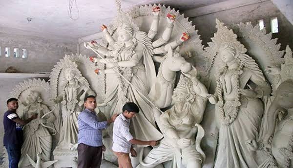 শারদীয় দুর্গাপূজা উপলক্ষে প্রতিমা তৈরিতে ব্যস্ত প্রতিমাশিল্পী