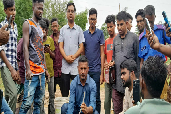 গোয়াইনঘাটে নির্গত গ্যাসের নমুনা সংগ্রহে বাপেক্সের প্রতিনিধি টিম