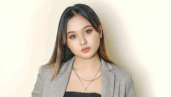 'রহম্যময় পোস্ট করে ভক্তদের আবারও চমকে দিলেন অভিনেত্রী চমক'