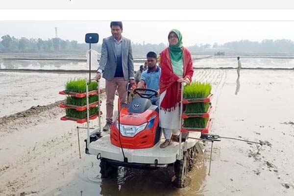চুনারুঘাটে রাইস ট্রান্সপ্লান্টারের মাধ্যমে বোরোধানের চারা রোপন