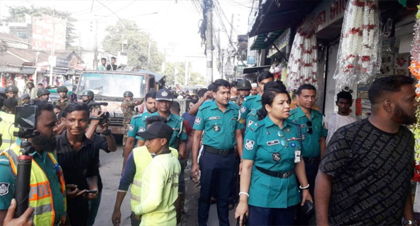 নগরীর ফুটপাত ও রাস্তা দখলমুক্ত করতে যৌথ বাহিনীর অভিযান