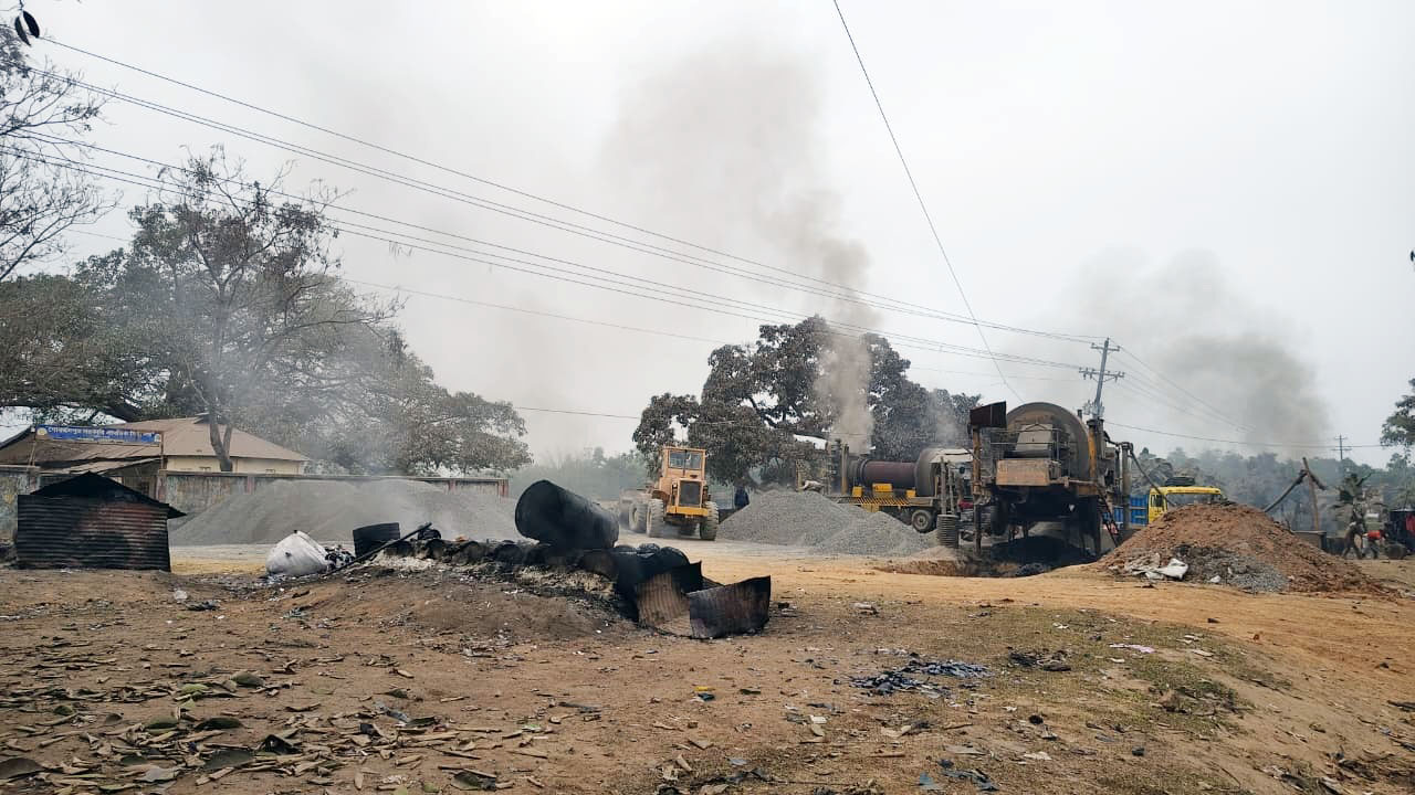 সড়ক উন্নয়নের নামে বিপন্ন শিশুস্বাস্থ্য, কালো ধোঁয়ায় ঢাকা বিদ্যালয়
