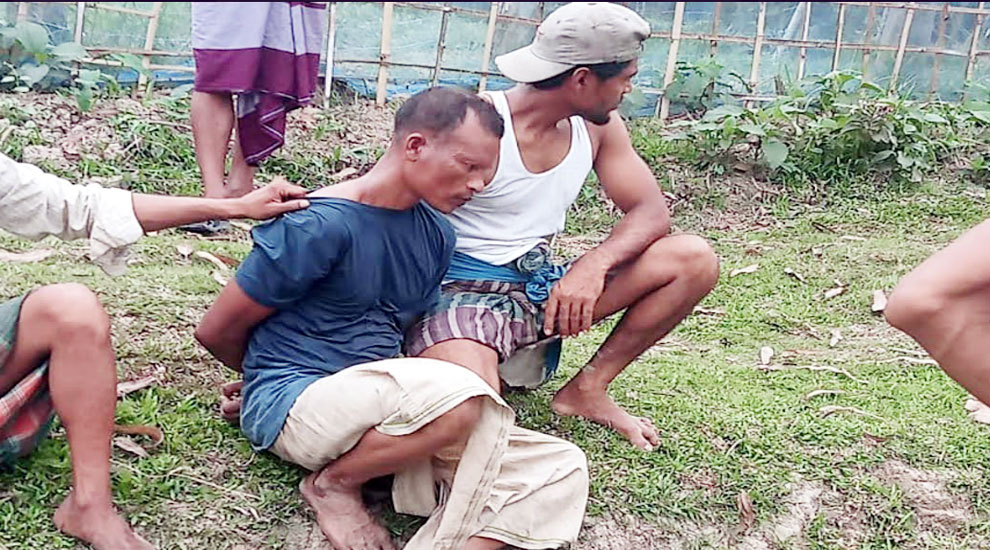 ইয়াবা ব্যবসায়ীকে পুলিশে দিল স্থানীয় যুবসমাজ