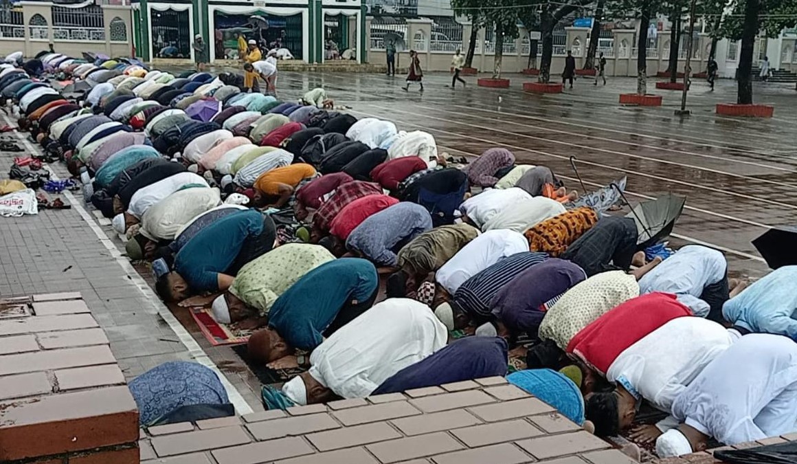 ভারী বর্ষণের মধ্যেই শাহী ঈদগায় ঈদের জামাত, বিপাকে কুরবানিদাতারা