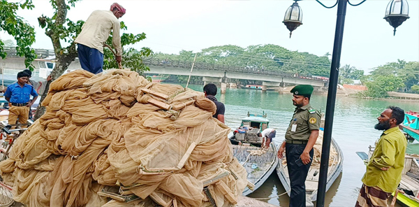 টাঙ্গুয়ার হাওরে অভিযান, নৌকাসহ ১৬ জন আটক