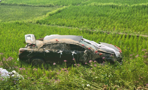 ট্রেনের ধাক্কায় ধানক্ষেতে বিয়ের গাড়ি, চালক আহত