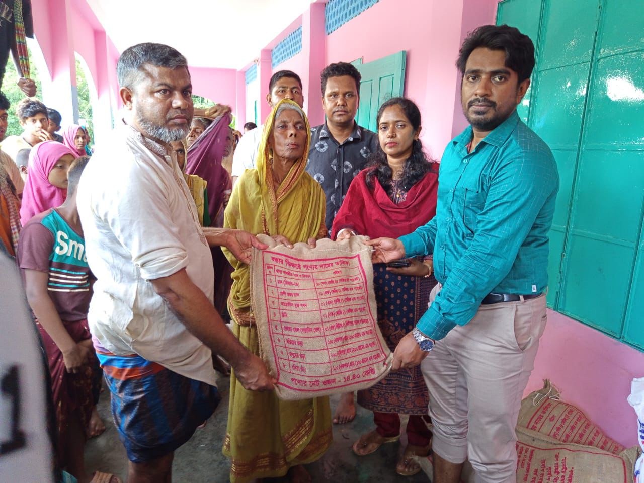 নবীগঞ্জে বন্যা কবলিত মানুষের মাঝে শুকনো খাবার বিতরণ