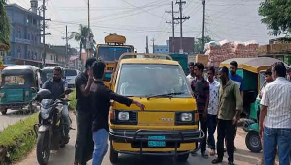 ব্যাটারিচালিত ভ্যান বন্ধের দাবিতে গোলাপগঞ্জে ট্রাক শ্রমিকদের কর্মবিরতি
