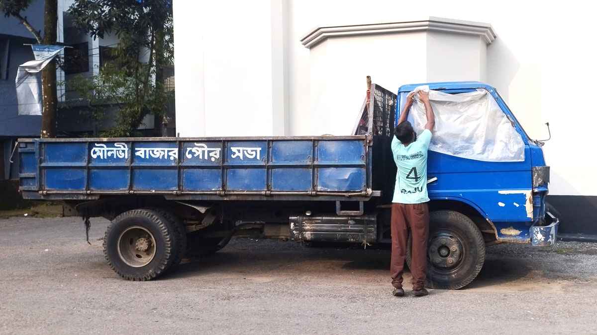শহর যখন উৎসবে, তারা তখন দায়িত্ব পালনে