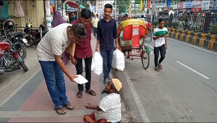 অসহায় মানুষের মাঝে জায়ান হিউম্যান এইড ফাউন্ডেশনের ইফতার বিতরণ