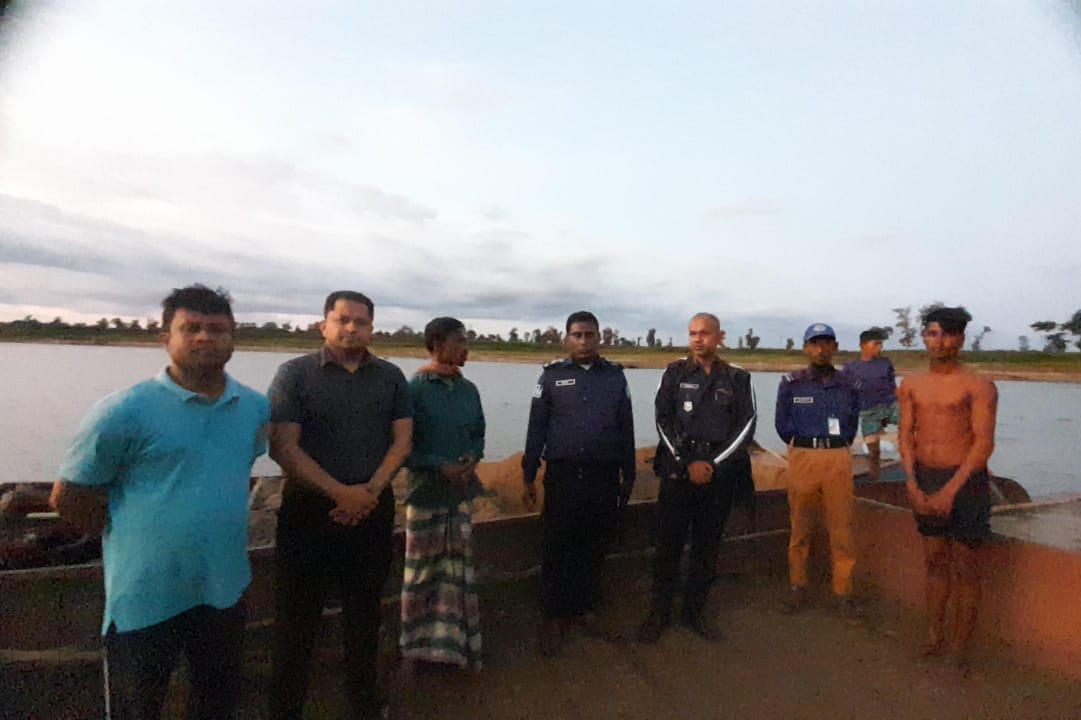 জাফলংয়ে ৩০টি বালু বোঝাই নৌকা সহ ২ শ্রমিক আটক