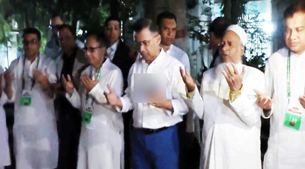 ওসমানীর কবর জিয়ারত করলেন তারেক রহমান