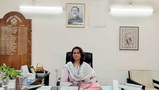 নিজ অফিস কক্ষ থেকে প্রধানমন্ত্রীর ছবি নামিয়ে ফেললেন জাবি অধ্যাপক