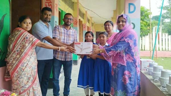 মাধবপুরের বিদ্যালয়ে শিক্ষার্থীদের জন্য চারটি সিলিং ফ্যান দিলেন মোত্তাকিম চৌধুরী