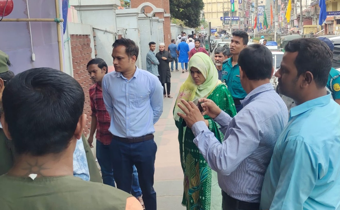 ফুটপাত দখলমুক্ত করতে সিসিকের অভিযান