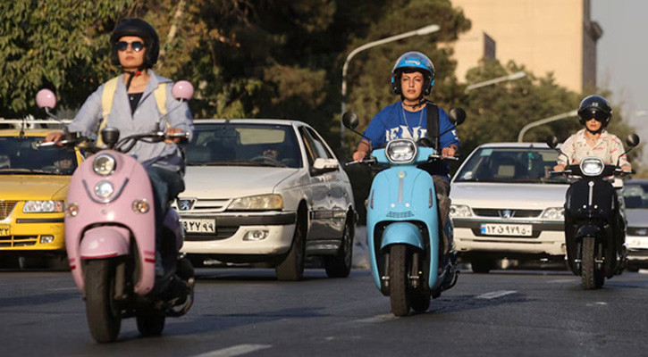 মোটরসাইকেল চালানোর লাইসেন্স পাচ্ছেন ইরানি নারীরা
