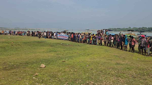 সুনামগঞ্জের যাদুকাটায় শ্রমিকদের হয়রানির প্রতিবাদে মানববন্ধন
