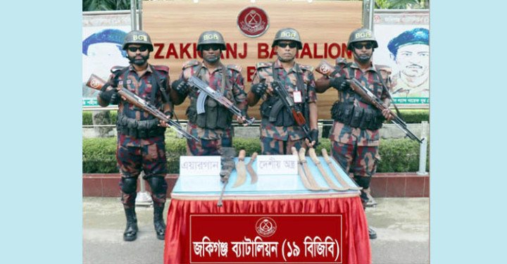 সিলেটে দেশীয় অস্ত্রসহ ১৬ লাখ টাকার চোরাচালানি পণ্য জব্দ