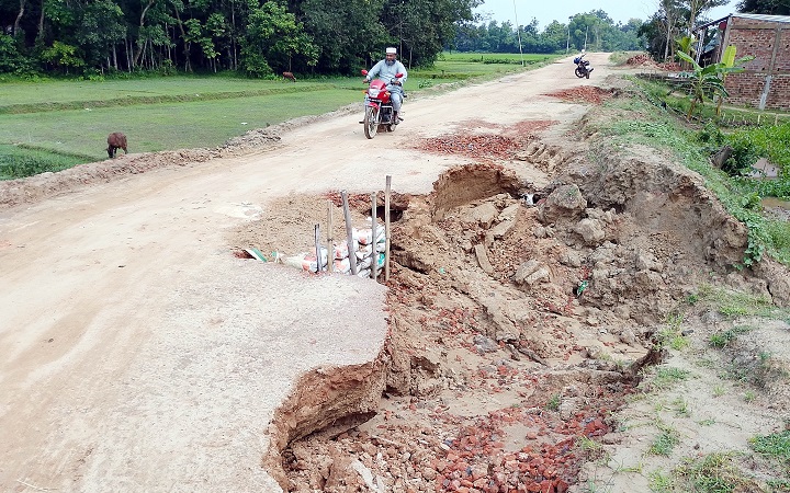 পাঁচ বছরেও শেষ হয়নি রাজাপুর সেতুর সংযোগ সড়ক