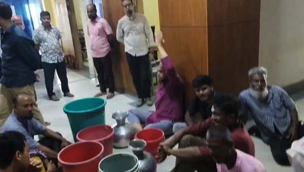 পানির দাবিতে সিসিকিতে বালতি-কলস নিয়ে বিক্ষোভ, ভাঙচুরের মামলায় আটক ৬