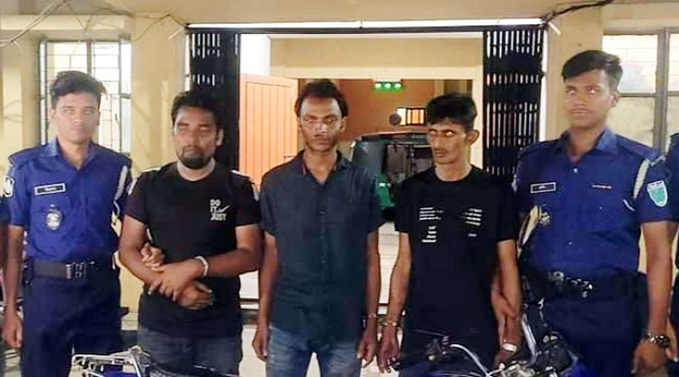 কুলাউড়ায় ডাকাতির প্রস্তুতিকালে খেলনা পিস্তলসহ আটক ৩