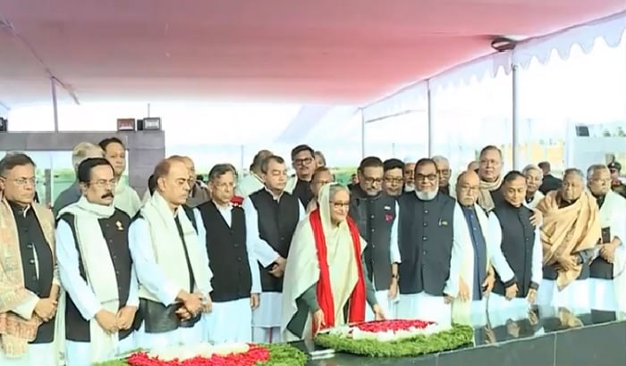 মন্ত্রী সভার সদস্যদের নিয়ে বঙ্গবন্ধুর প্রতিকৃতিতে প্রধানমন্ত্রী শ্রদ্ধা