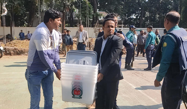 কেন্দ্রে কেন্দ্র যাচ্ছে ভোটের সরঞ্জাম