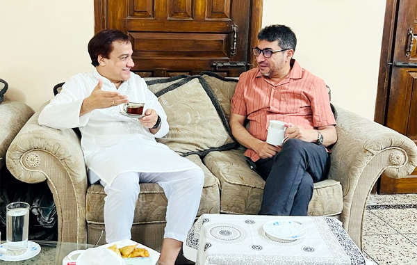 দুই নেতার হৃদ্যতা