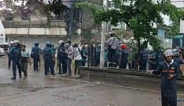 আখালিয়ায় শিক্ষার্থীদের সাথে পুলিশের ধাওয়া-পাল্টা ধাওয়া