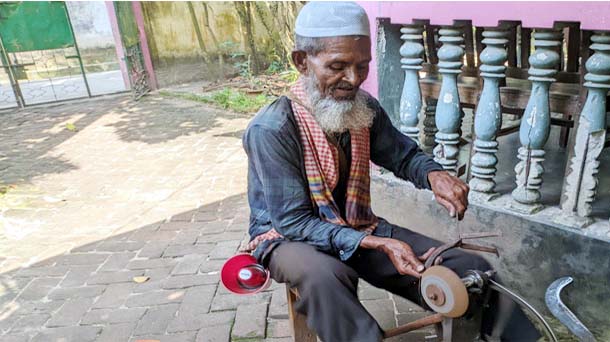 দা-বঁটি নিয়ে তখনই ছুটে আসেন নারীরা!