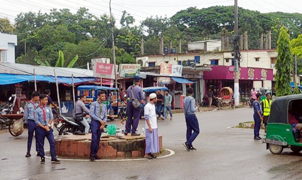 মৌলভীবাজারে স্বাভাবিক হচ্ছে জীবনযাত্রা