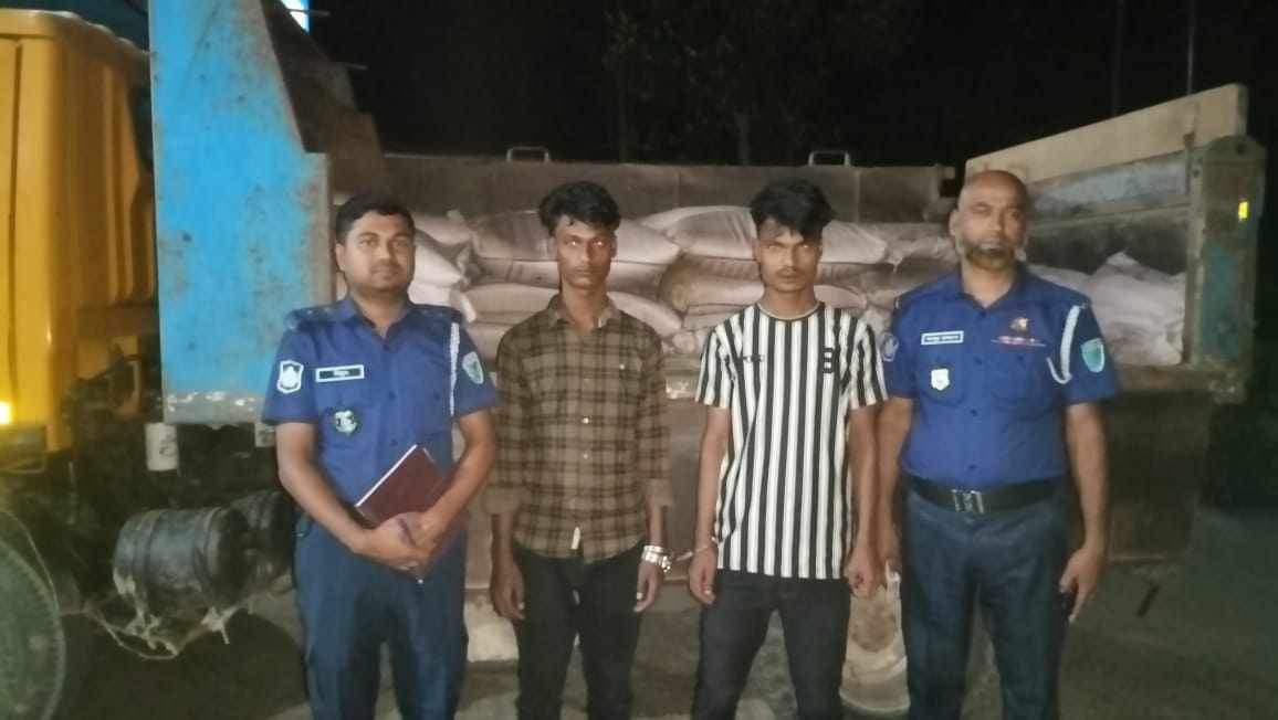 জৈন্তাপুরে ২৫ বস্তা ভারতীয় চিনির গাড়ি সহ আটক ২