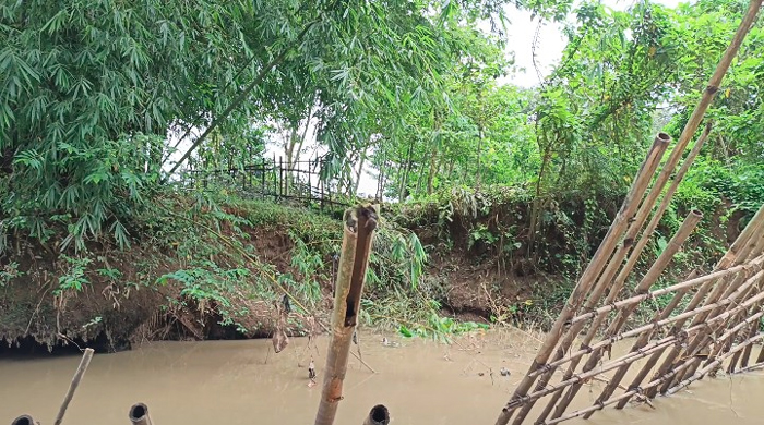 নদীভাঙনে অস্তিত্ব সংকটে শিমুলতলার ঐতিহাসিক কবরস্থান