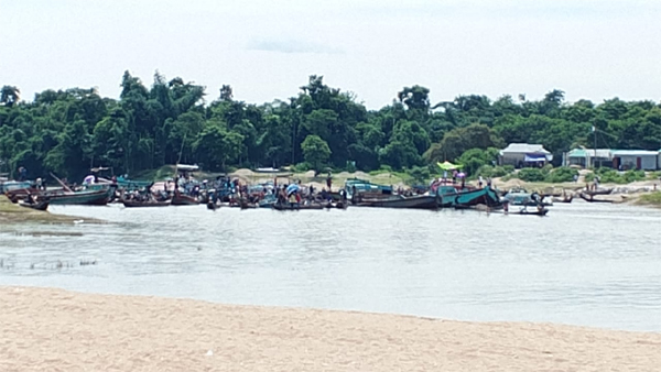 গোয়াইনঘাট হাজীপুর ও আমবাড়ী থেকে বালু উত্তোলন, হুমকিতে বসতবাড়ি ও ফসলি জমি