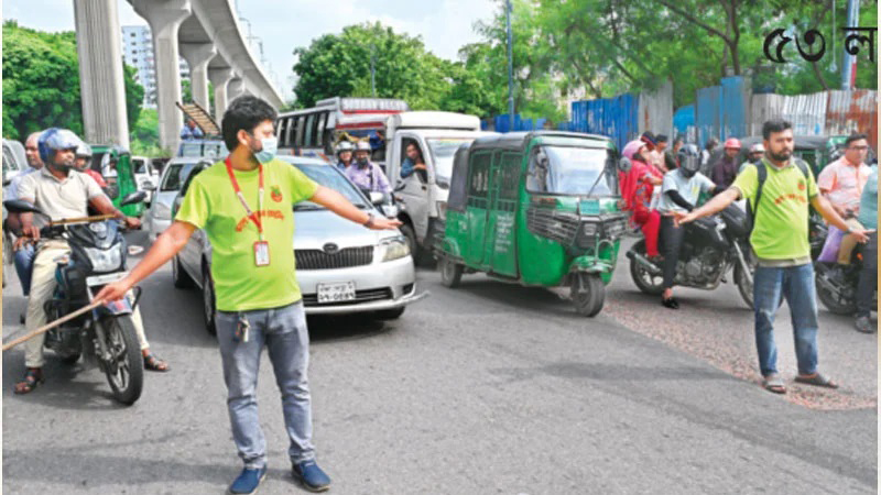  যান চলাচলে শৃঙ্খলা ফিরে এনেছে শিক্ষার্থীরা