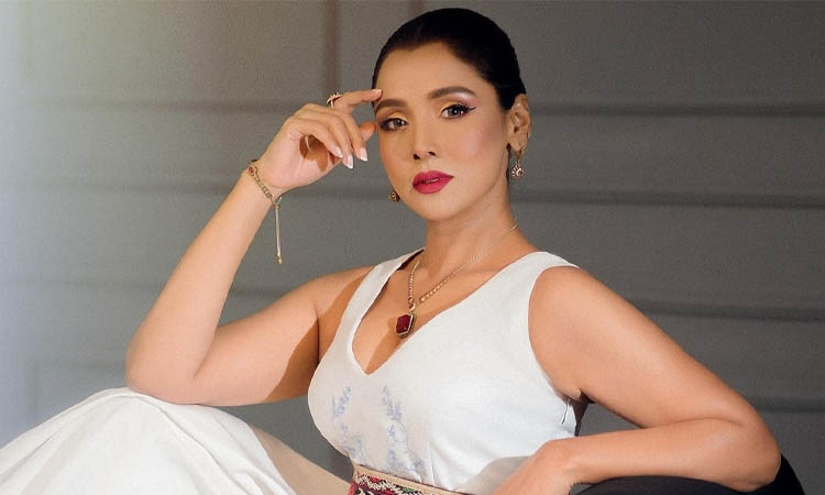 শীতের সকালে উষ্ণতা ছড়ালেন রুনা খান