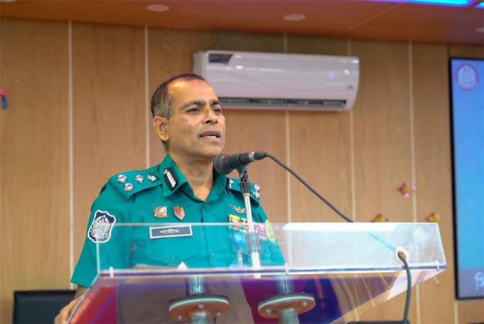 জনসেবার মানোন্নয়ন ও আইন-শৃঙ্খলা রক্ষায় নিষ্ঠার আহ্বান এসএমপি কমিশনারের