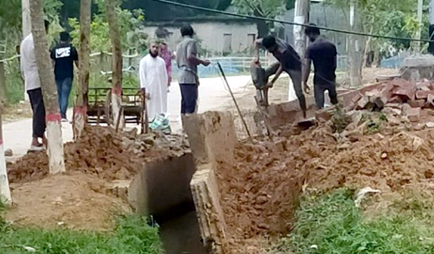 সিকৃবিতে ১৪ লাখ টাকা ব্যয়ে নির্মাণাধীন ড্রেন ভেঙে গেছে