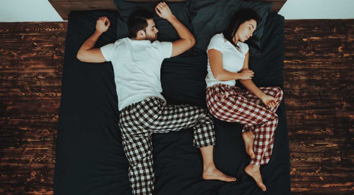 শোয়ার ভঙ্গি বদলালেই ত্বক থাকবে টানটান