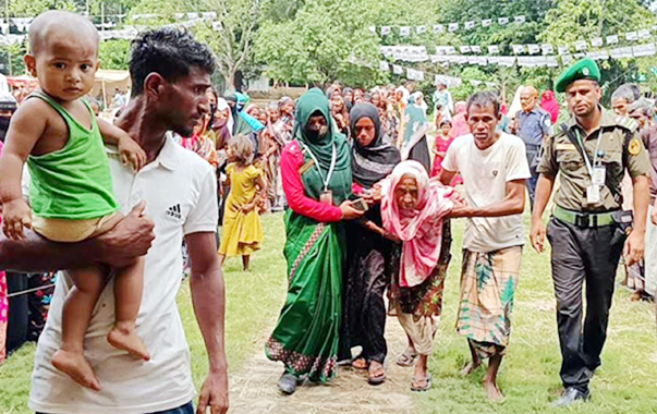 তাহিরপুরে ভোট দিলেন শতবর্ষী আজিজুন নেছা