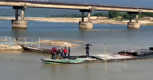 কোম্পানীগঞ্জে বালু উত্তোলনে ৩ বাল্কহেড জব্দ, ১ জনকে কারাদণ্ড