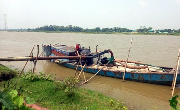 আজমিরীগঞ্জে নদী থেকে ড্রেজার দিয়ে চলছে বালু উত্তোলন