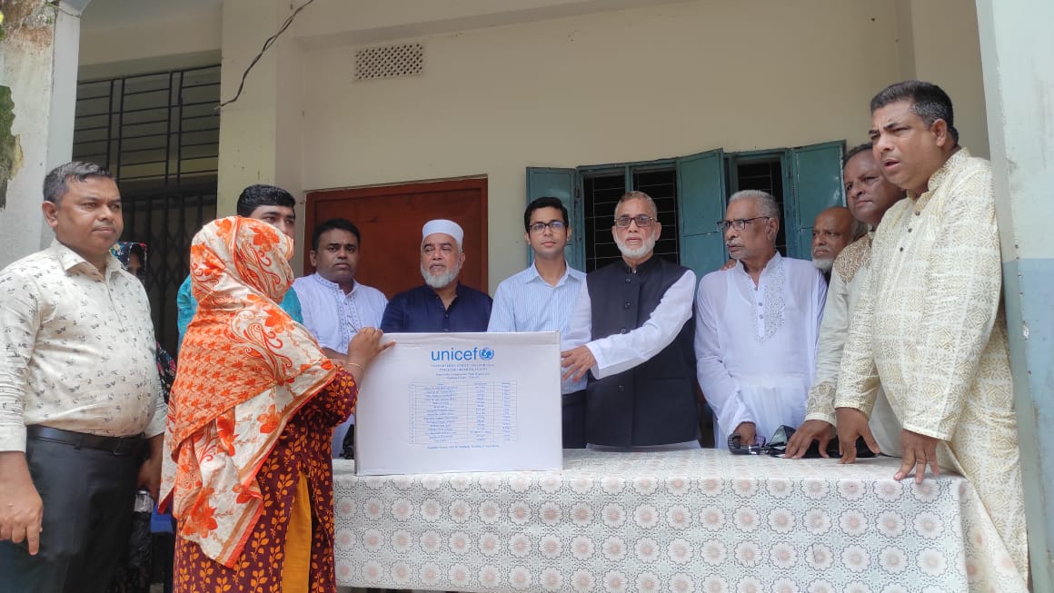 বড়লেখায় বন্যার্তদের মাঝে হাইজিং কীট বক্স বিতরণ