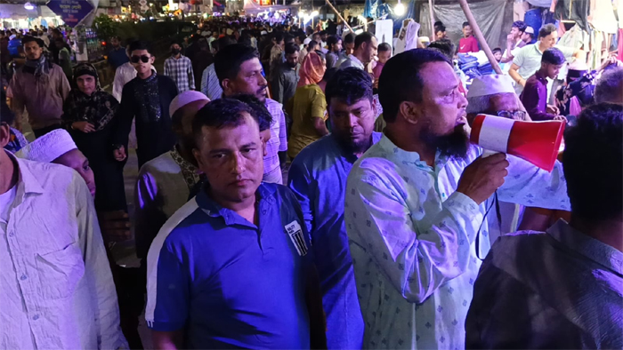 চাঁদাবাজির বিরুদ্ধে কঠোর অবস্থানে ফুটপাত ব্যবসায়ীরা, চাঁদা না দিতে রাস্তায় মাইকিং